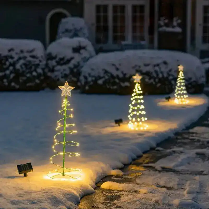 Luminați calea de lumini pentru bradul de Crăciun în spirală, cu vârfuri în formă de stea.